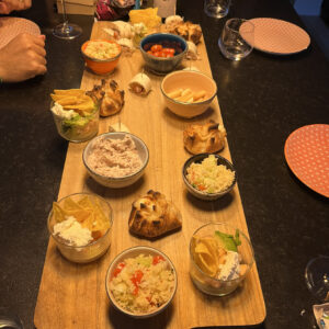 Repas convivial autour de planches à partager