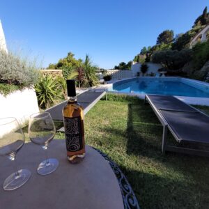 Apéritif au bord de la piscine avec vue